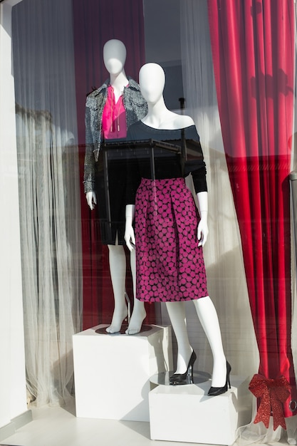 Photo women mannequin in shop of a fashion store.