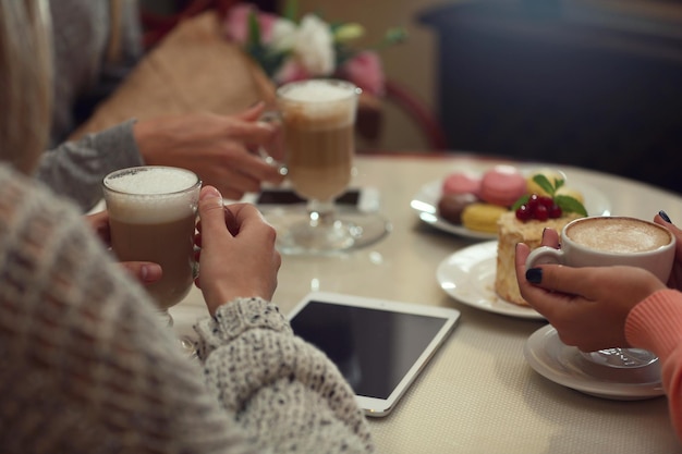 写真 カフェで出会い、料理の写真を撮る女性たち