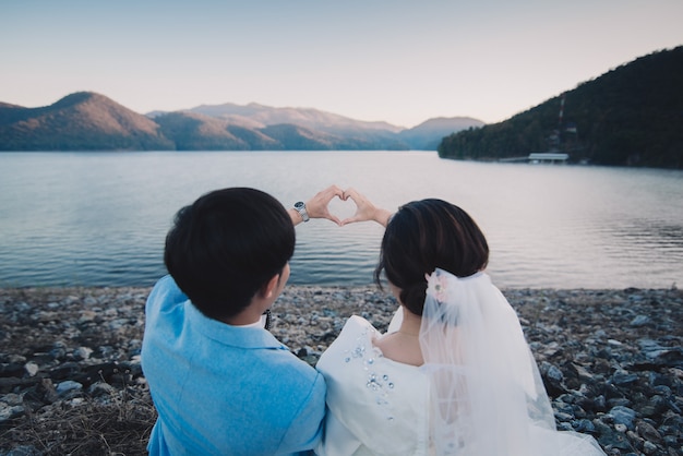 Photo women and men in wedding dresses