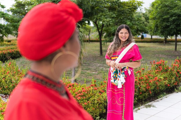 Foto donne multietniche che si guardano negli occhi