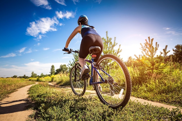 自転車に乗る性質の女性