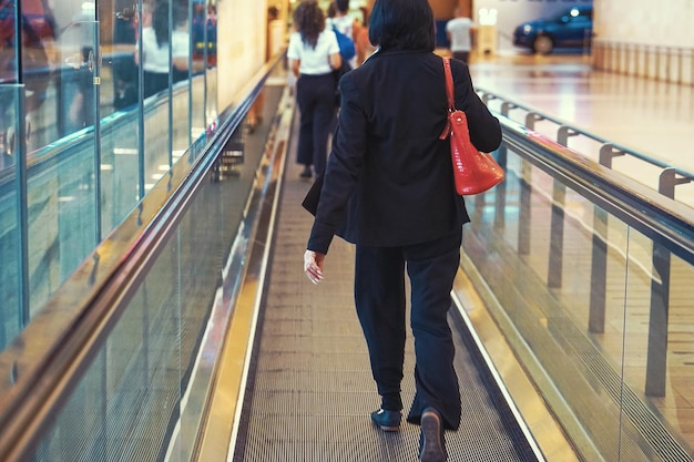 写真 水平エスカレーターの女性