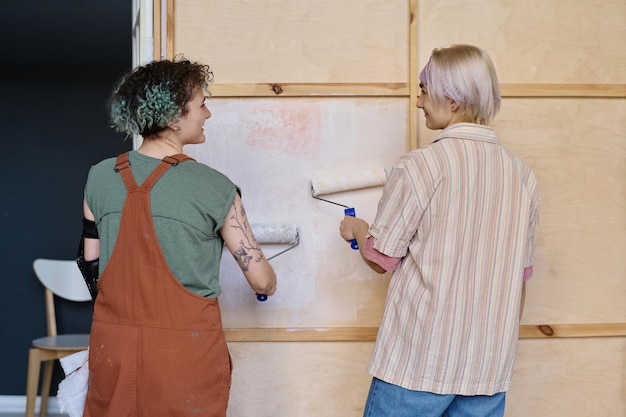 Photo women painting walls in the room