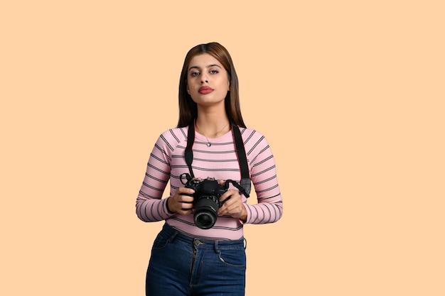 カメラを保持している女性の写真家インドのパキスタンのモデル