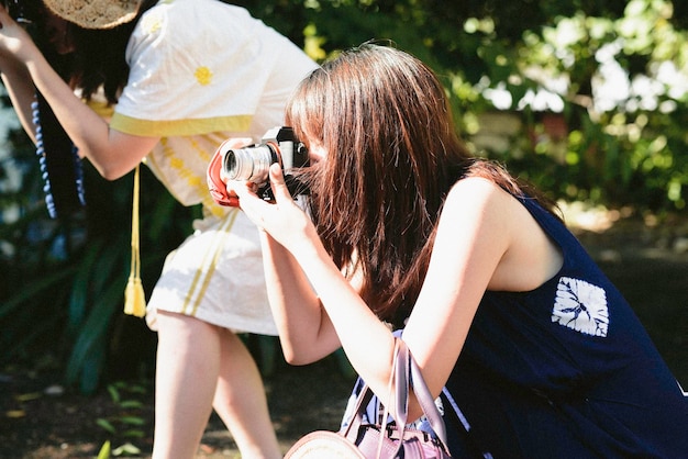 Foto donne che fotografano in una giornata di sole