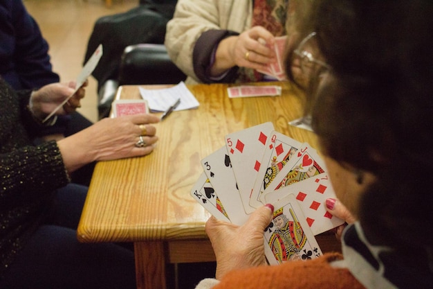 Photo women playing card game at table