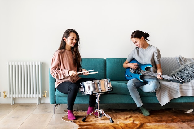 自宅で一緒に音楽を演奏する女性