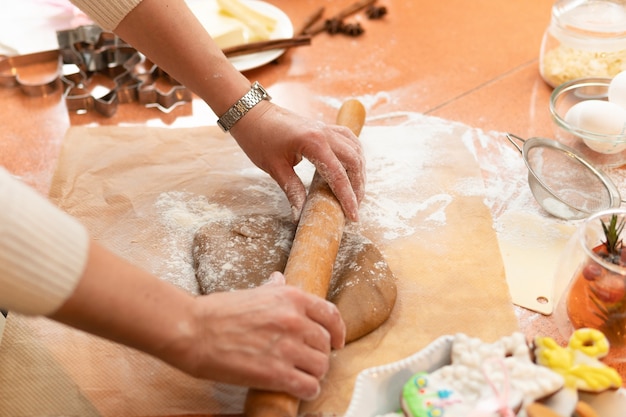 Foto le donne preparano i biscotti nella cucina del concetto di cucina