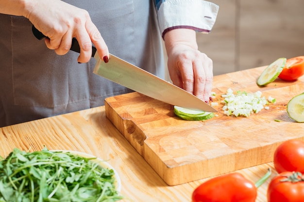 写真 キッチンで健康的な食事を準備している女性