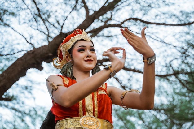 전통 자바 춤 동작을 보여주는 여성