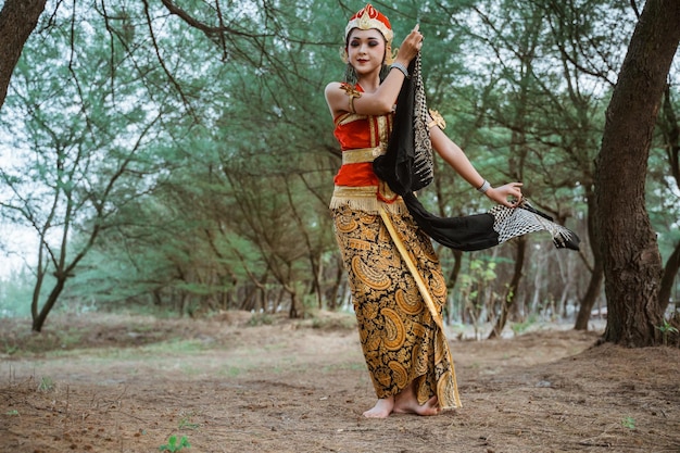 Women presenting traditional Javanese dance movements