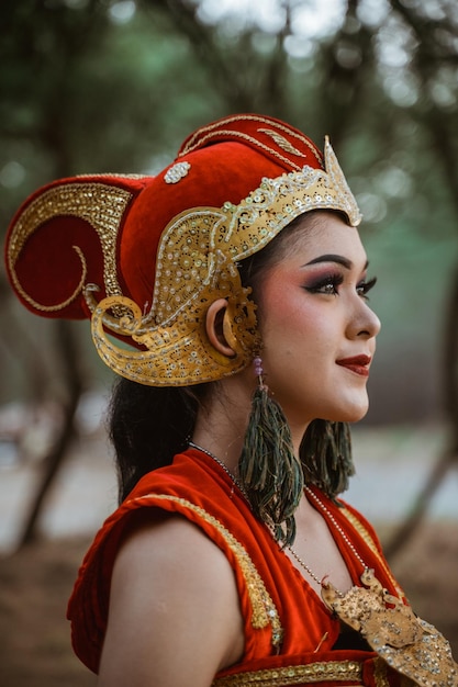 Women presenting traditional Javanese dance movements