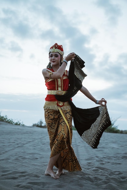 Women presenting traditional Javanese dance movements