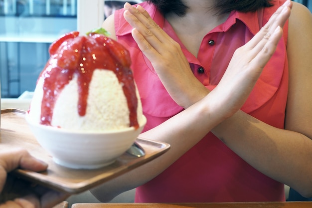 Photo women push the ice cream cup.