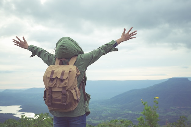 女性たちは、冬の日に山に登る女性、ルーイのPhu PA poまたはFujiで手を上げる