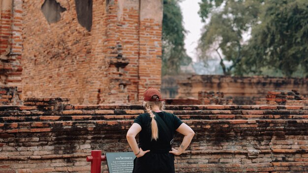 Photo women reading at temple in thailand ayutthaya