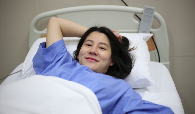 Foto donne pronte a partorire sul letto in ospedale