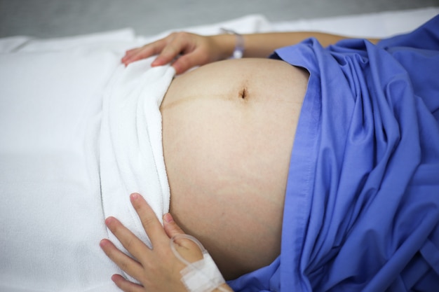 Foto donne pronte a partorire sul letto in ospedale