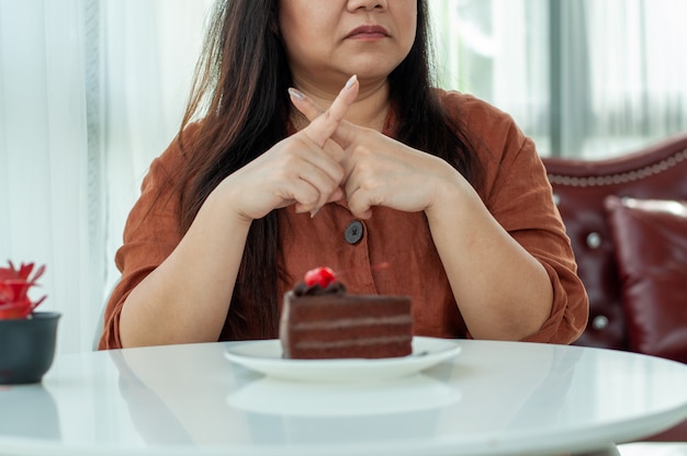 女性はチョコレートケーキを食べることを拒否します