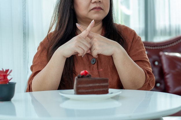 Women refused to eat chocolate cake