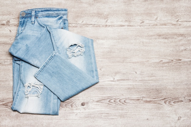 Женские рваные узкие синие джинсы Модный стиль минимальный фон свободное пространство для текста
