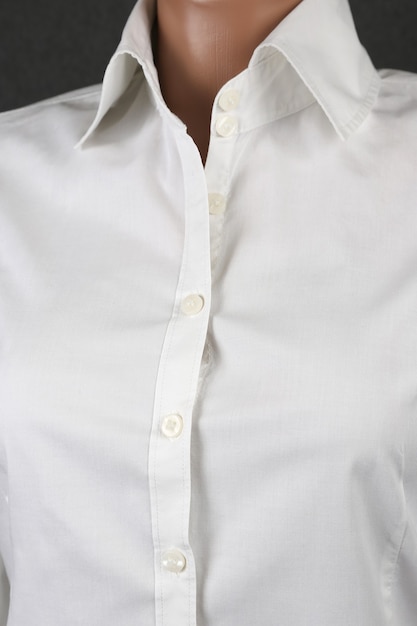 사진 회색 배경에 여성용 클래식 흰색 셔츠