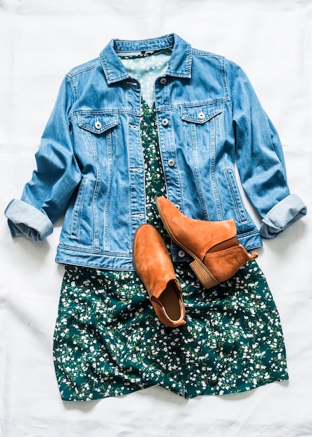 Женская одежда на весну лето осень джинсовая куртка оверсайз платье с цветочным принтом замшевые ботинки челси на светлом фоне вид сверху
