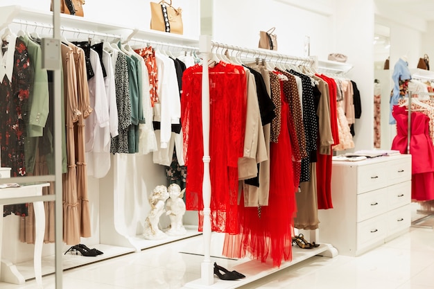 Interno del negozio di abbigliamento femminile. moda e shopping.