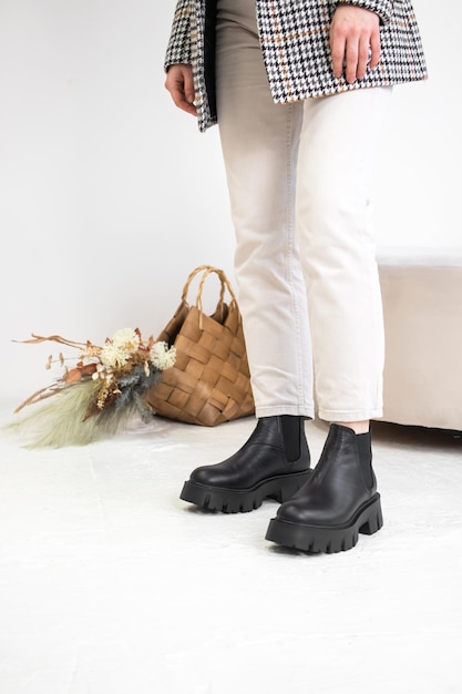 Foto comodi stivali invernali neri da donna. ragazza alla moda, stile casual per tutti i giorni. foto scattata in studio