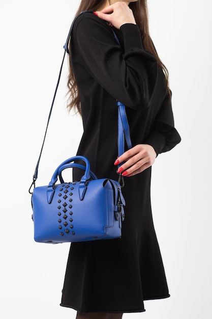 ヴィンテージスタイルの女性用ダークブルーレザーバッグ、ブラックロック、正面図。白い背景から隔離されたオフィス、出張またはカジュアルな機会のための流行の財布。