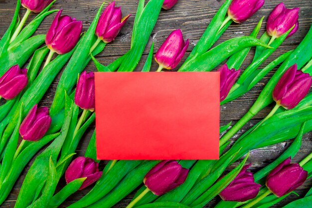 Women's Day kopie ruimte op rode kaart met fel roze tulpen op de achtergrond