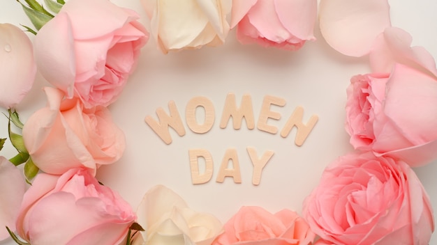 写真 白い背景に飾られたピンクのバラの花と女性の日のメッセージ