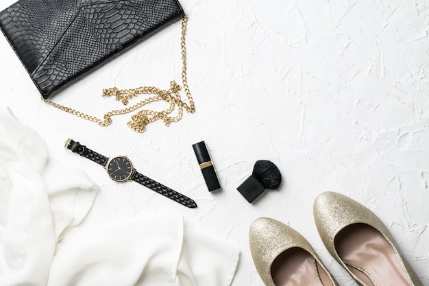 Foto abito e accessori moda donna flatlay