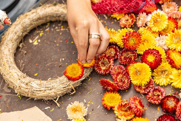 Photo women's hands make round autumn wreath