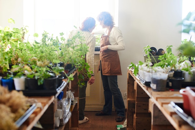 여성의 취미. 엄마와 딸 식물학 꽃집은 집 식물과 꽃을 돌본다