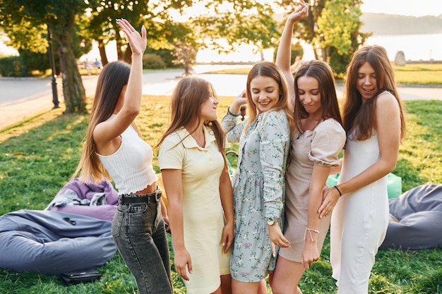 夏の昼間、公園で楽しむ女子会