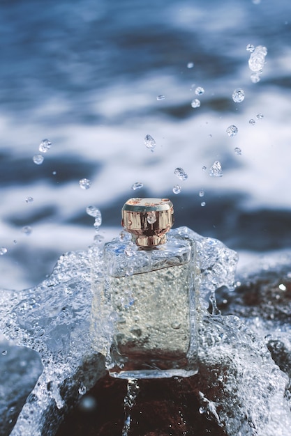 Foto profumo femminile sulle onde del mare