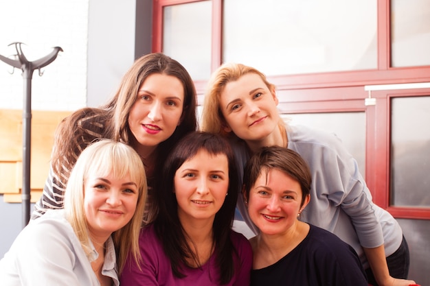 Foto la squadra femminile si è riunita alla riunione aziendale in un caffè