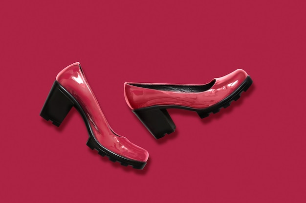 Women's viva magenta shoes of patent leather on black platform