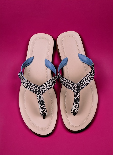 Foto scarpe da sandali femminili in studio per il servizio fotografico per l'anteprima del prodotto