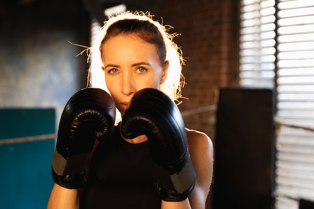 Donne autodifesa ragazza potere combattente donna forte punzonatura con guantoni da boxe alla fotocamera sano str