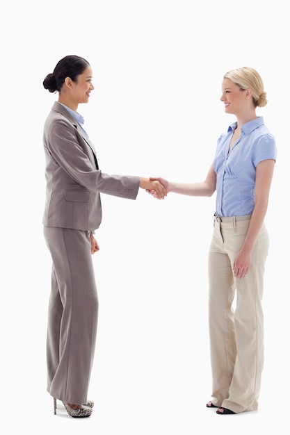 Foto le donne si stringono la mano felicemente