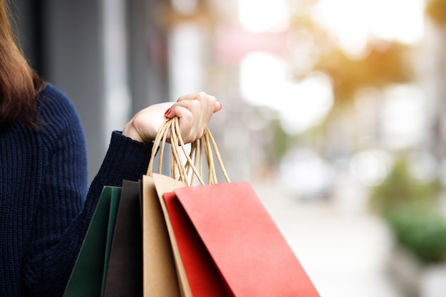 Photo women shopping in the mall