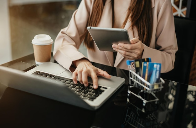 オンラインで買い物をする女性は、インターネットを介した売り手からの電子商取引の一形態です。オンラインショッピングの概念
