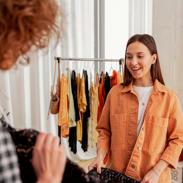 Foto donne che fanno shopping insieme in negozio