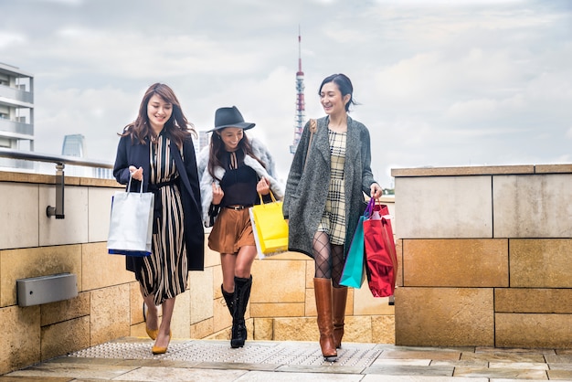 東京で買い物をする女性