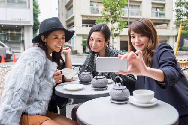 東京で買い物をする女性