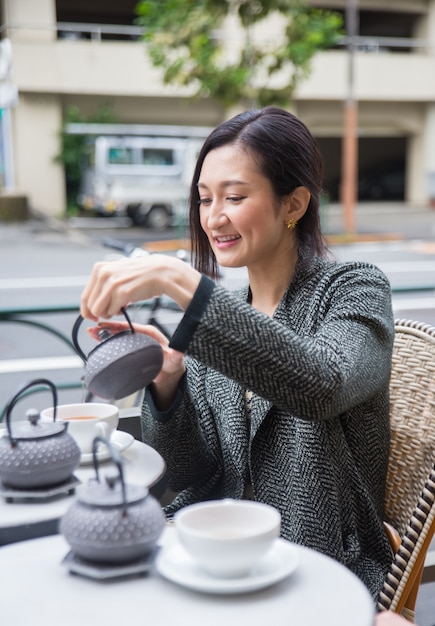 東京で買い物をする女性