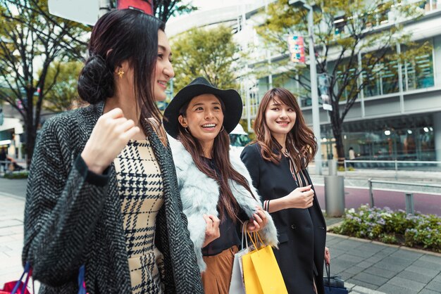 東京で買い物をする女性