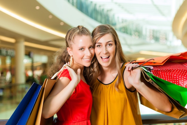 Foto donne che acquistano con i sacchetti in centro commerciale